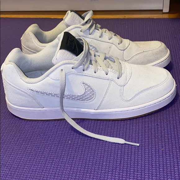 Nike shoes - Picture 2 of 4